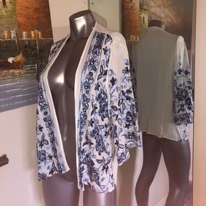 Renee C. 🥀 EUC Made In USA embroidered flower